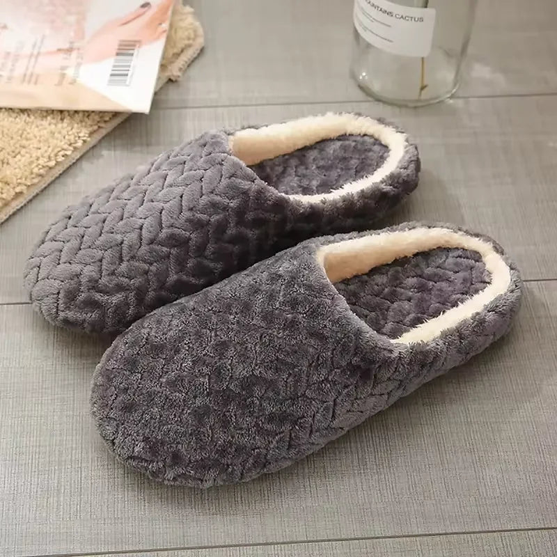 chaussons unisexes portés en intérieur gris