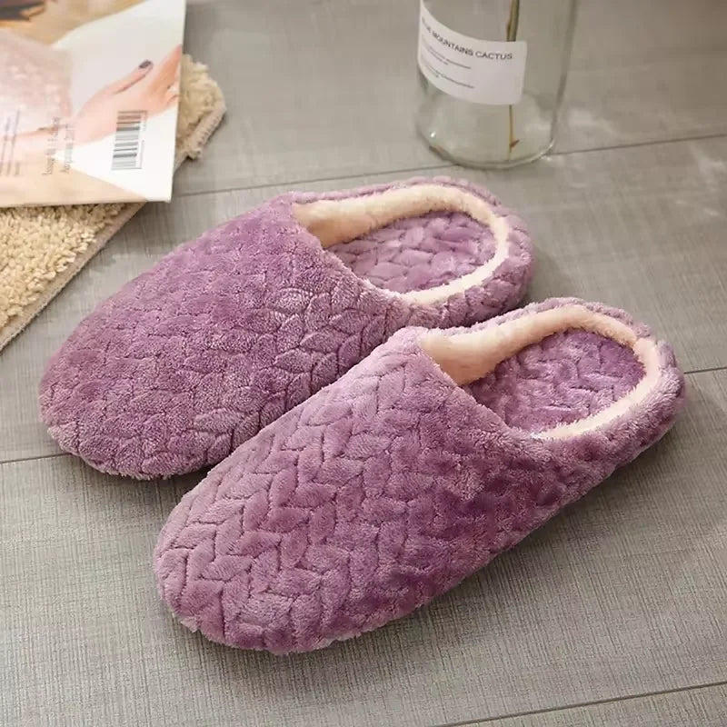 chaussons unisexes portés en intérieur violet