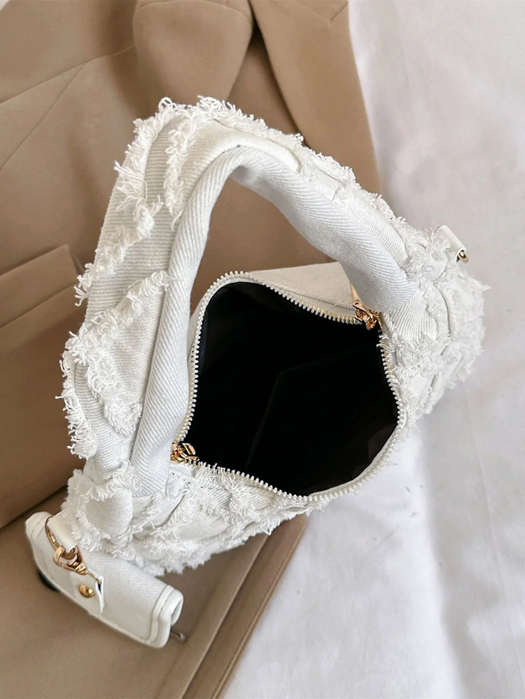 ouverture sac a main pose sur affaire style efilochee et brodee avec petite sacoche fermeture eclair