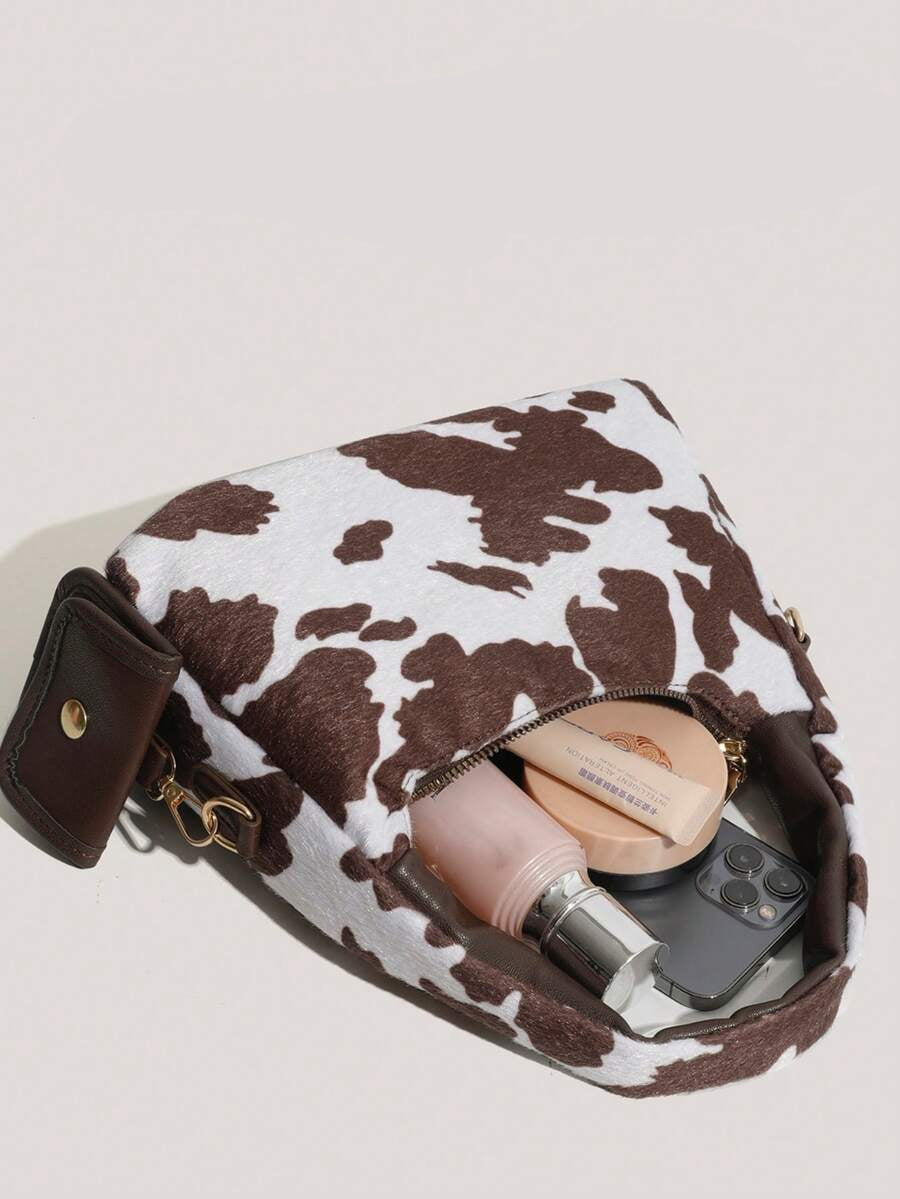 petit sac a main avec petite sacoche style tache animal marron fonce avec affaire de femme dans le sac