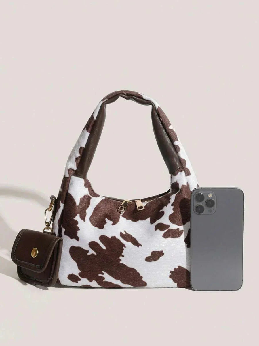 petit sac a main avec petite sacoche style tache animal marron fonce  de profil avec telephone representation taille