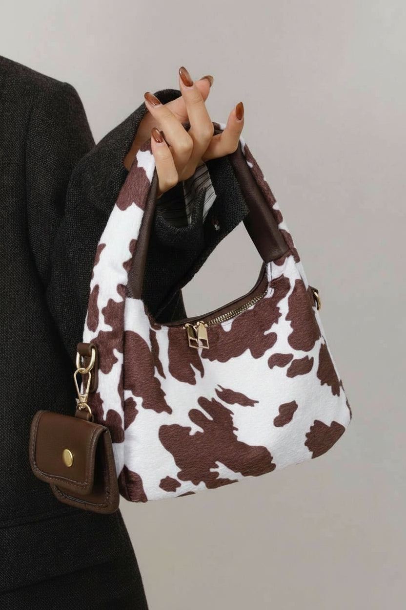 petit sac a main avec petite sacoche style tache animal marron fonce portee style femme elegante tenu par la main avec tenu correct