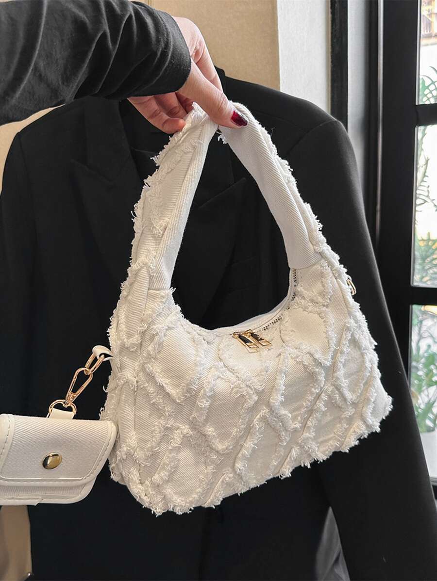 sac a main blanc effilochee et style brodee chou portant femme bras droite tenant par les doigts