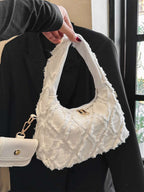 sac a main blanc effilochee et style brodee chou portant femme bras droite tenant par les doigts