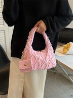 sac a main rose style brodee et efilochee chou avec petite sacoche accrochee portee par femme main gauche