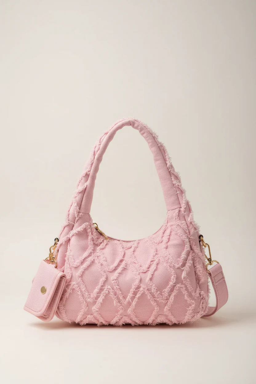sac a main rose style brodee et efilochee chou avec petite sacoche accrochee pose sur ceintre presentation