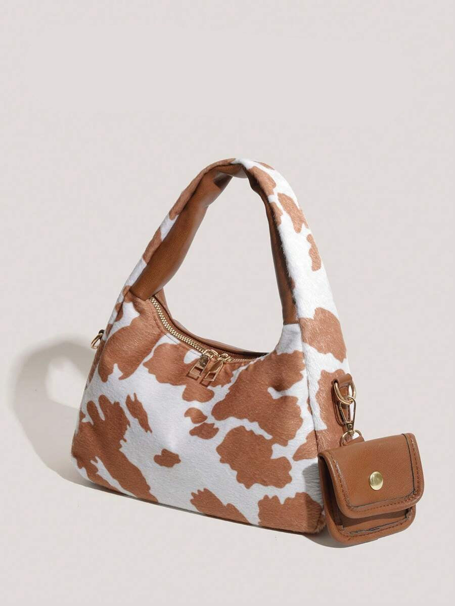 sac a main style tache marron et blanc style animale avec petite sacoche style pose sur un fond gris