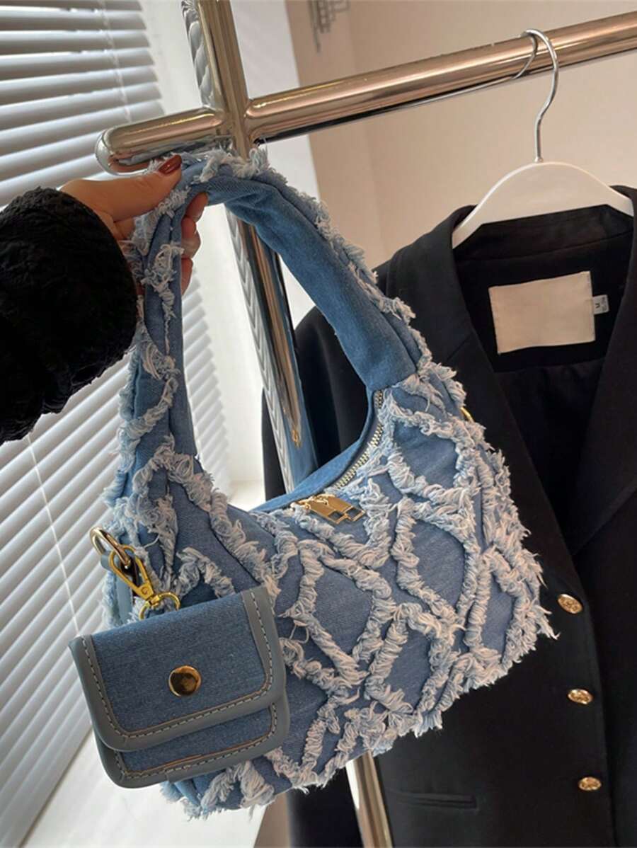 sac bleu brodee effilochee en jeans portee 