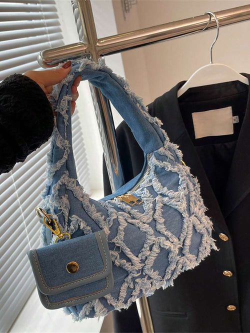 sac bleu brodee effilochee en jeans portee 