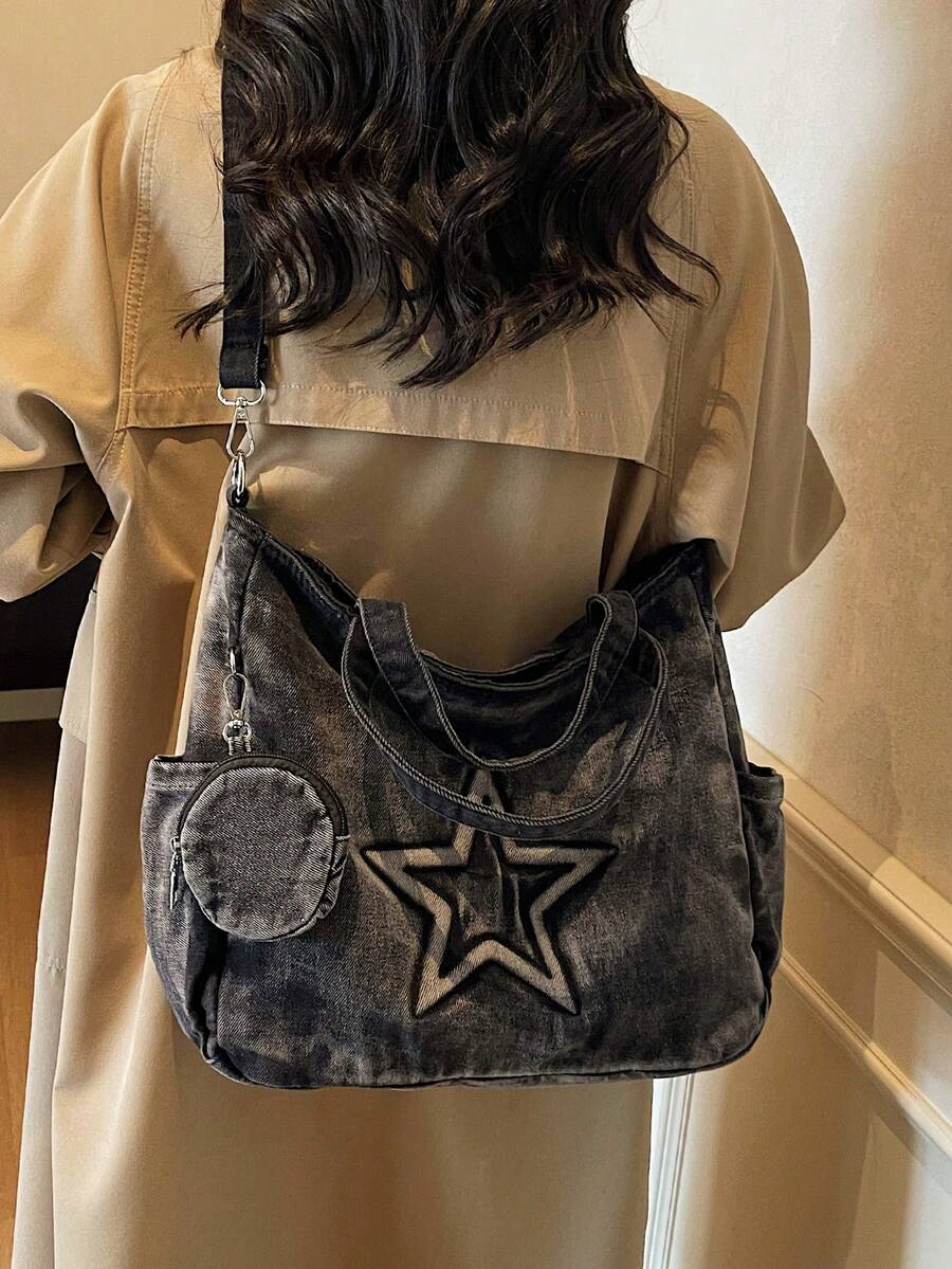 sac cabas en jeans noir pour femme porte de derriere de cote gauche etoile en jeans et mini sacoche
