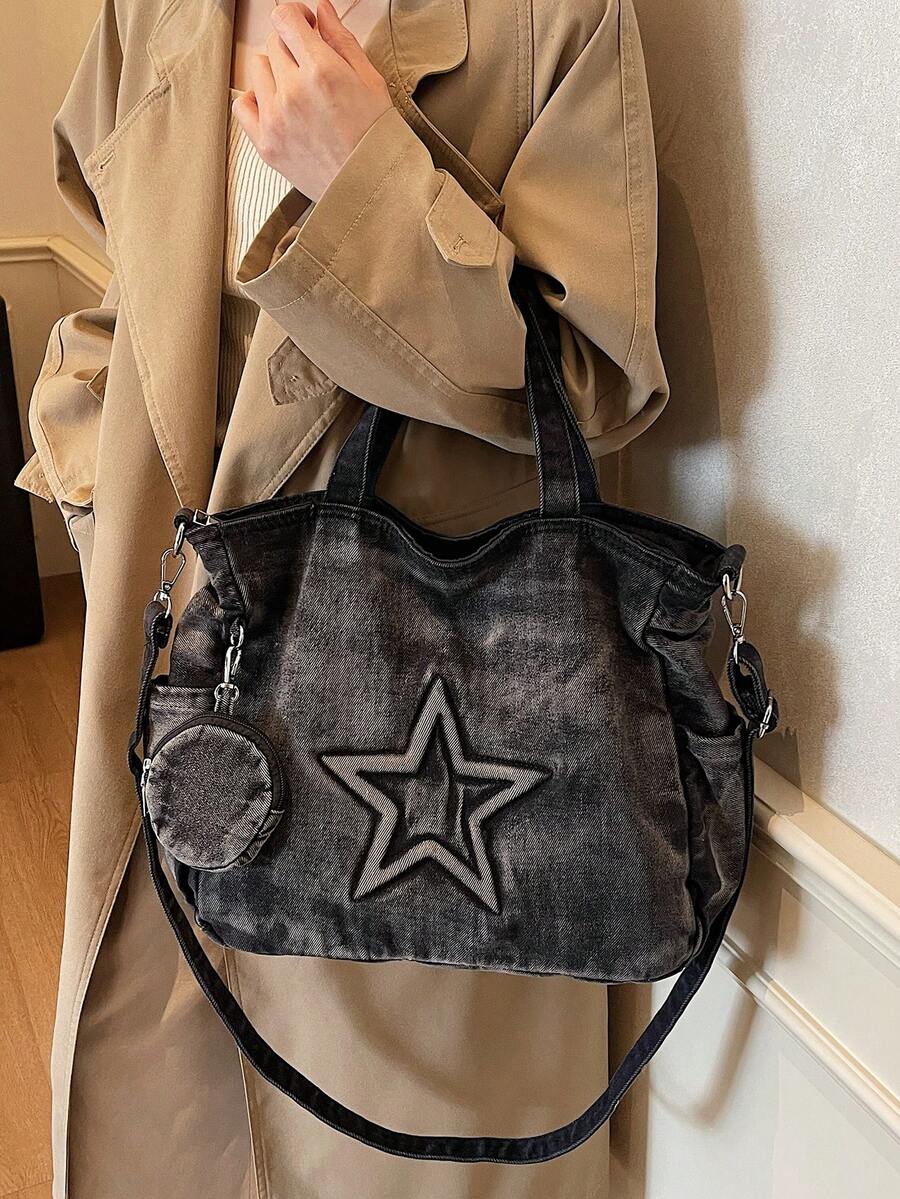 sac cabas en jeans noir pour femme portee tenu par la main
