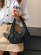 sac noir style effilochee brodee femme portant main gauche