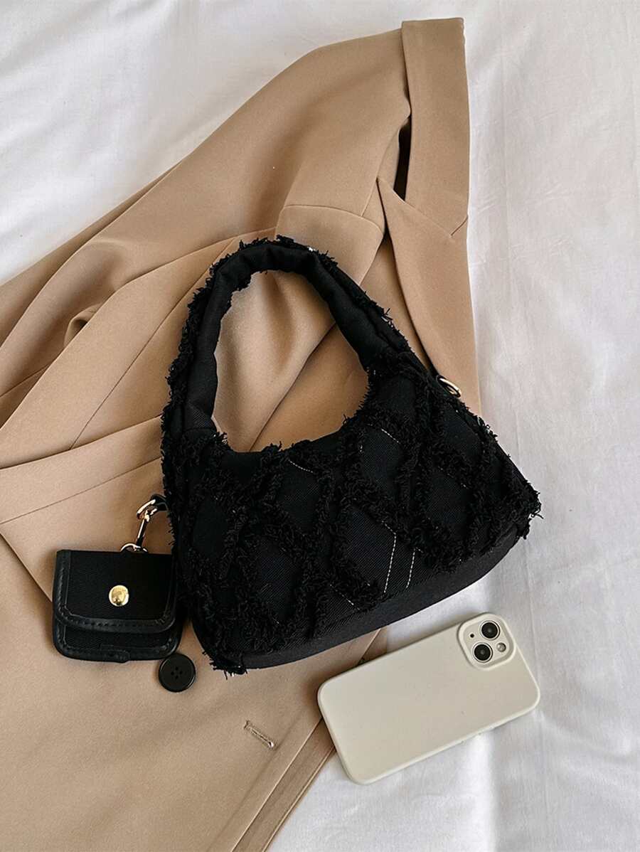 sac noir style effilochee brodee pose sur manteau style affaire