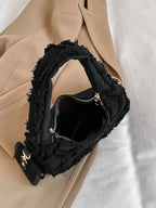 sac noir style effilochee brodee pose sur manteau style affaire ouverture fermeture eclair contenance