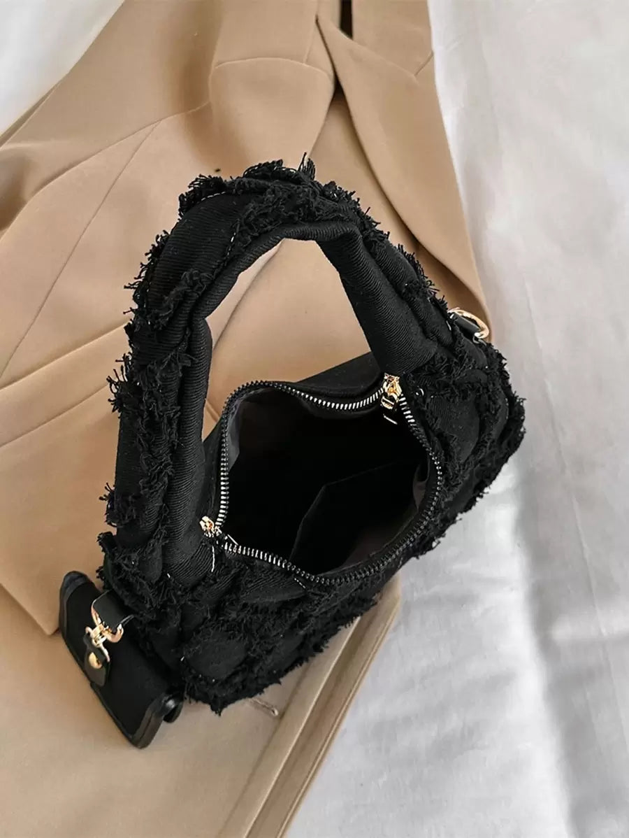 sac noir style effilochee brodee pose sur manteau style affaire ouverture fermeture eclair contenance